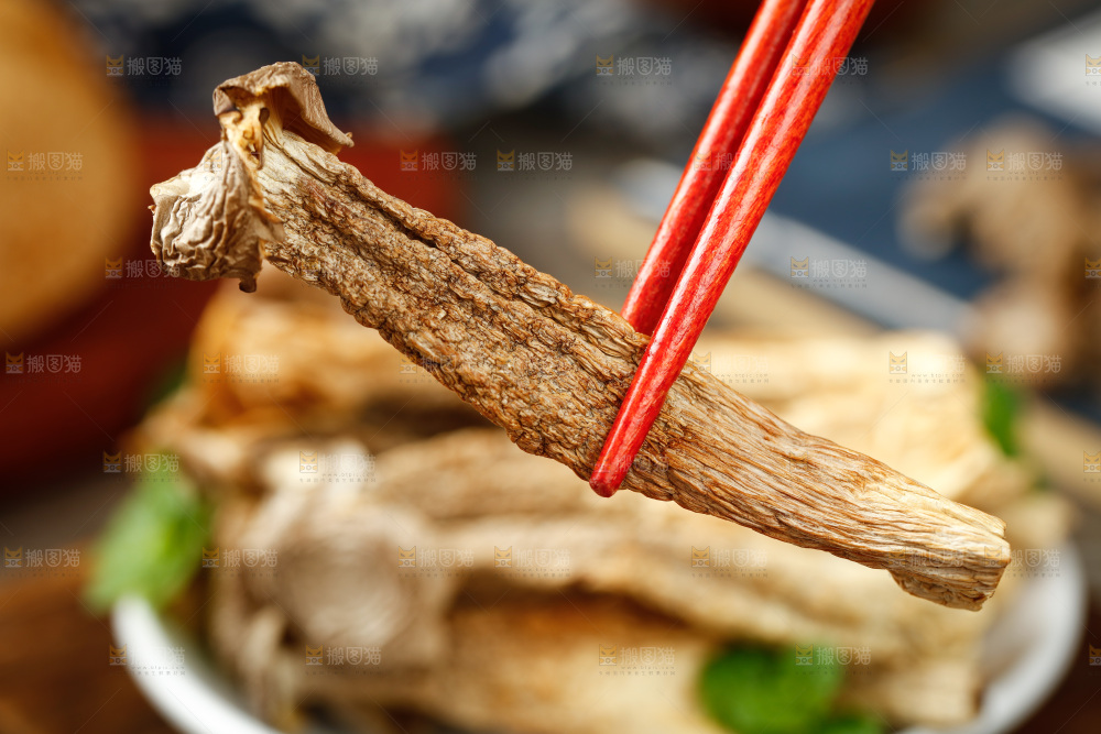 筷子夹着茶树菇