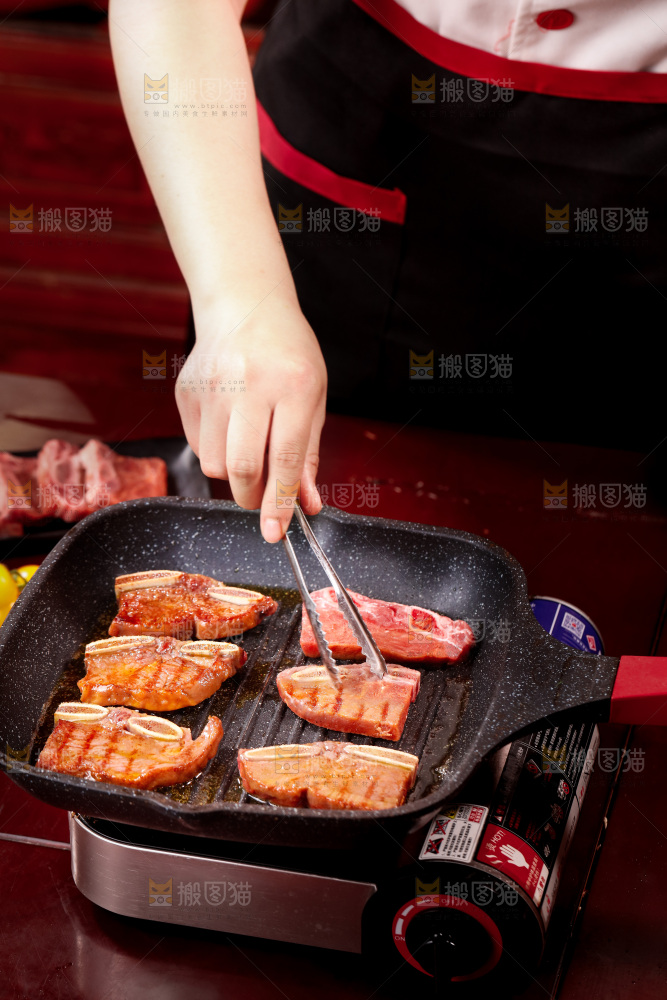 锅里放着正在煎的牛仔骨