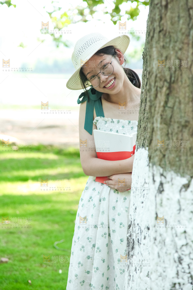 女孩正在看书