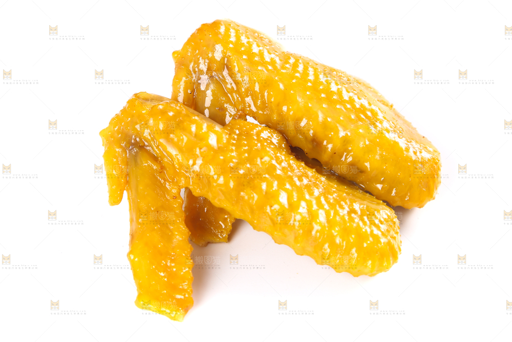 白底上摆放着盐焗鸡翅
