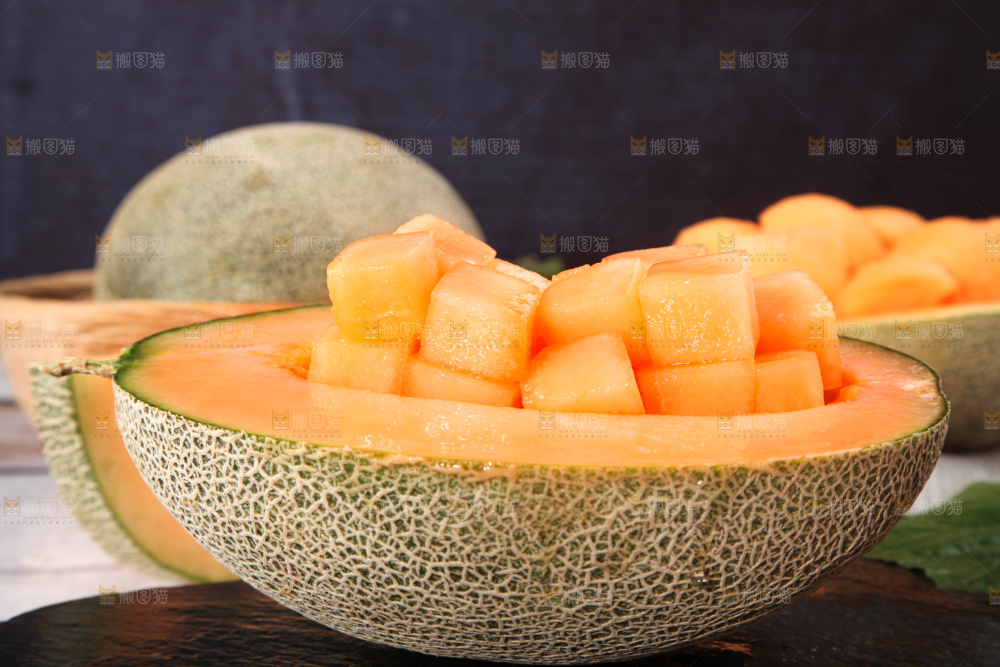 黑底上摆放着哈密瓜