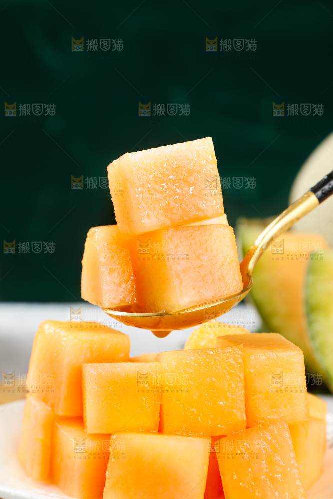 勺子上摆放着切块的哈密瓜