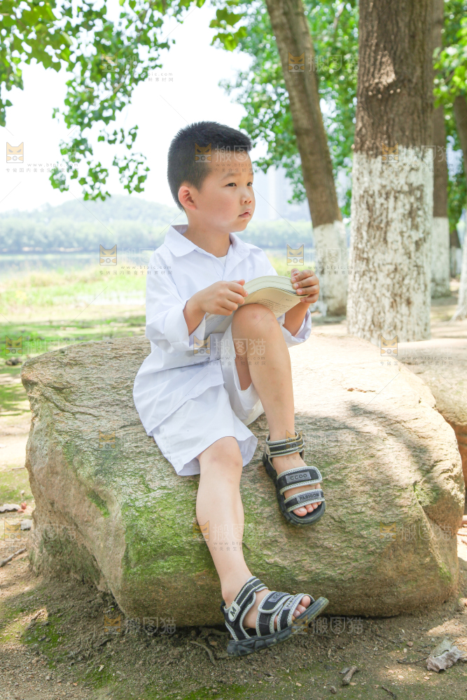 小男孩正在看书