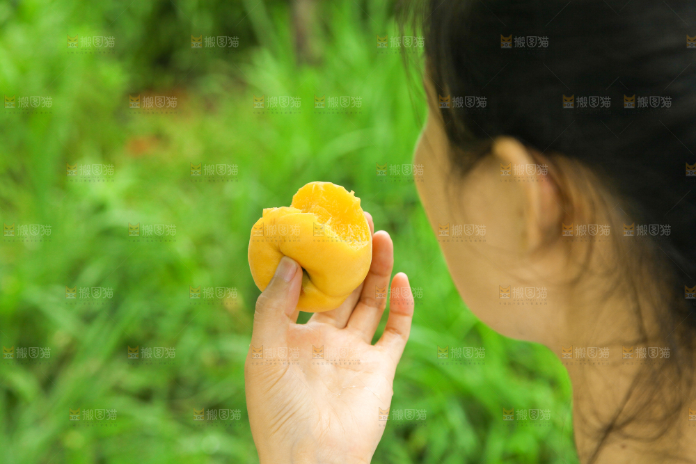 手里拿着黄肉毛桃