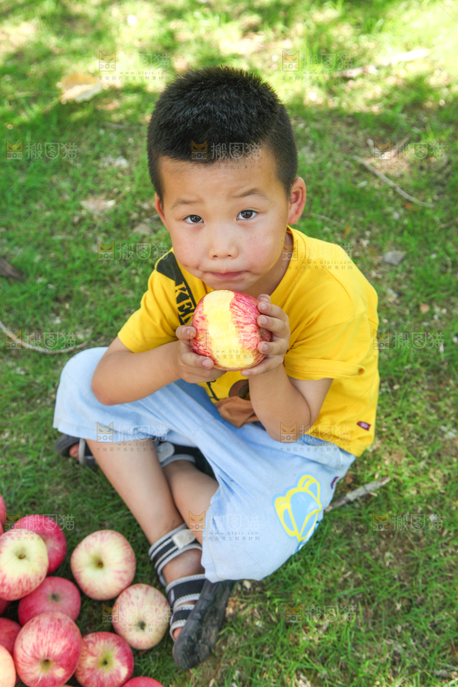 小男孩正在吃苹果