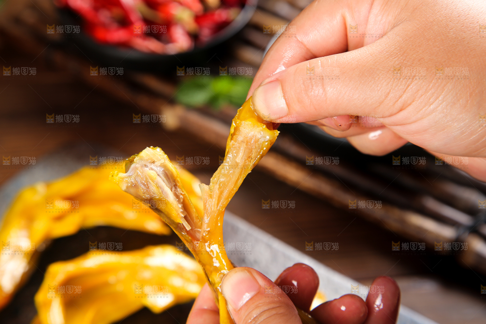 手里拿着鸭爪
