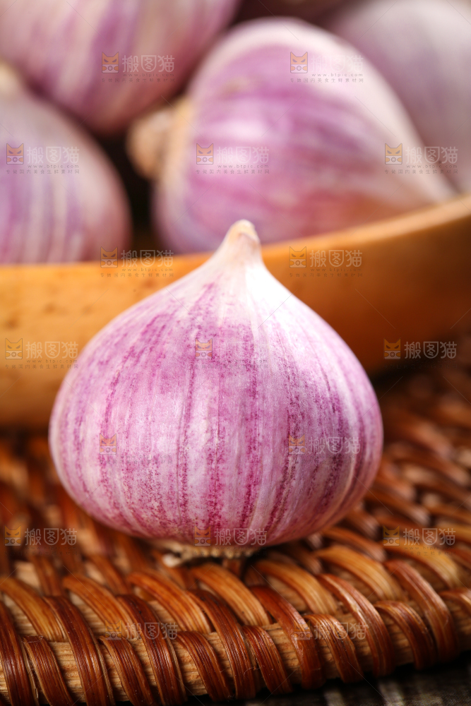 编织垫上放着独蒜