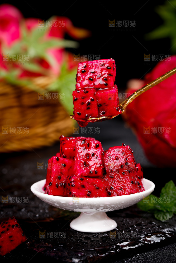 碟子里装着火龙果的果肉