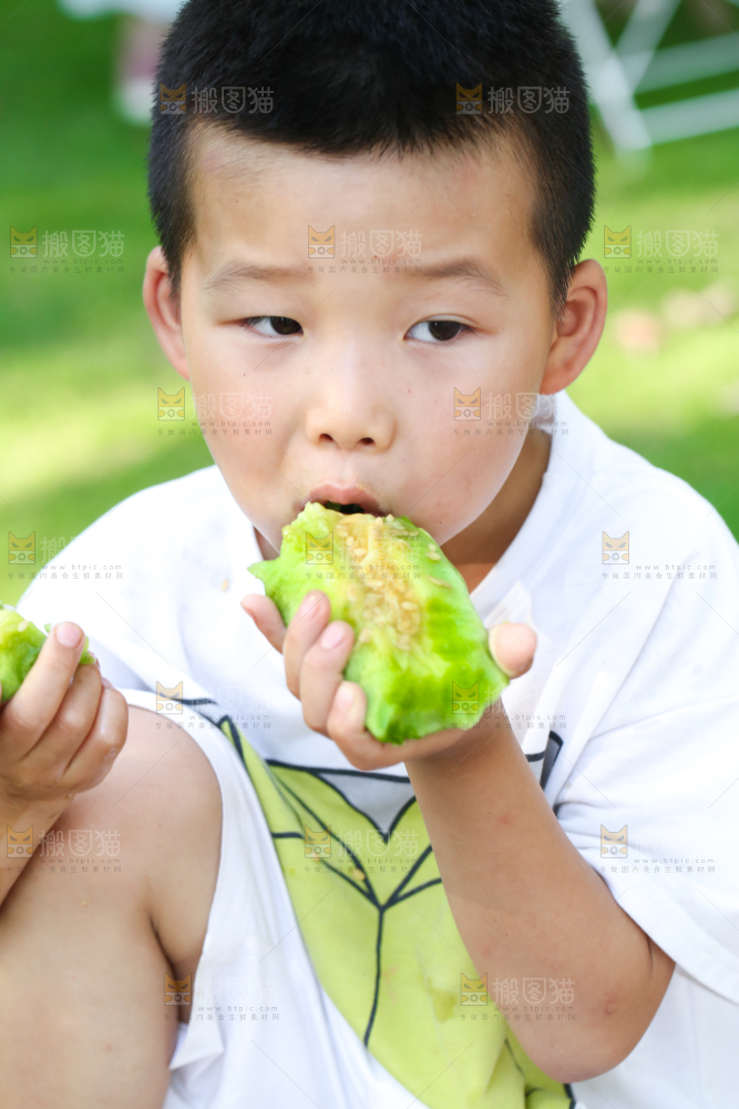 小男孩正在吃羊角蜜