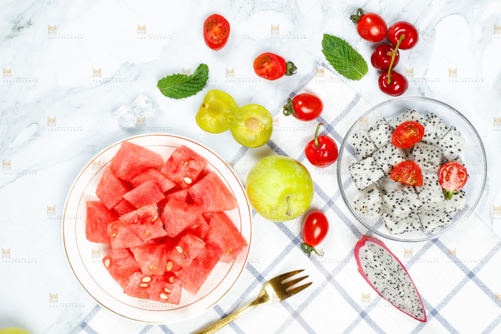 浅底上摆放着水果混合