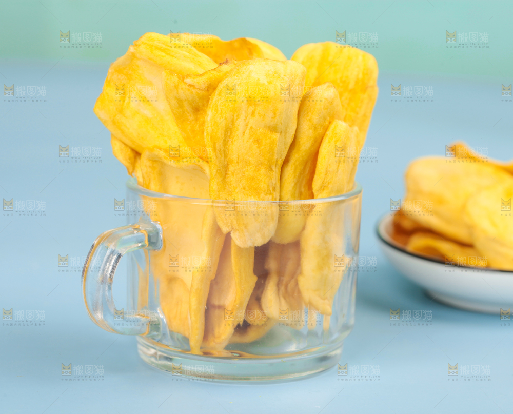 杯子里装着菠萝蜜果干
