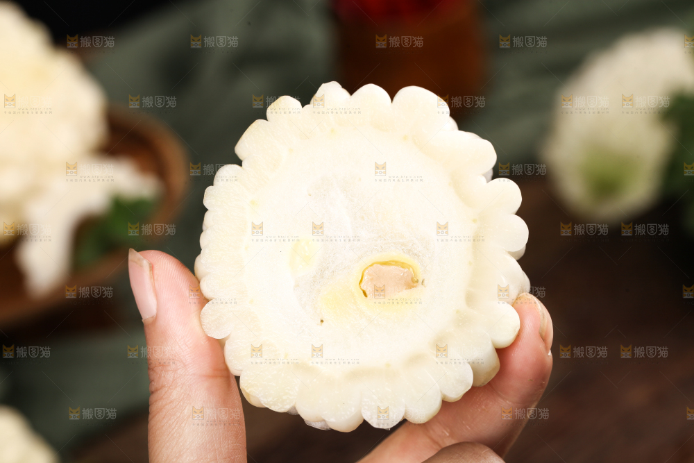 手里拿着白玉苦瓜