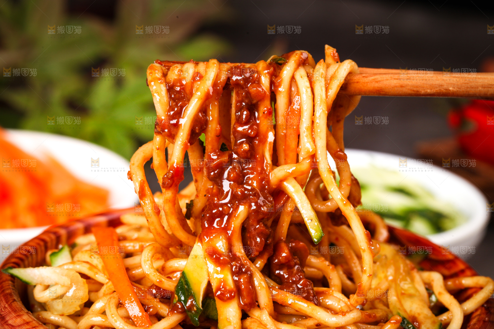 碟子里装着肉酱拌面