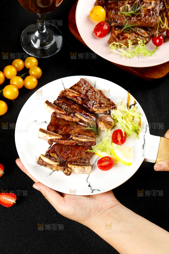 盘子里装着香煎牛肋骨
