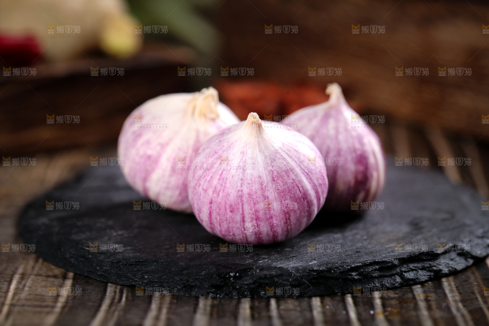 深底上摆放着云南独头蒜