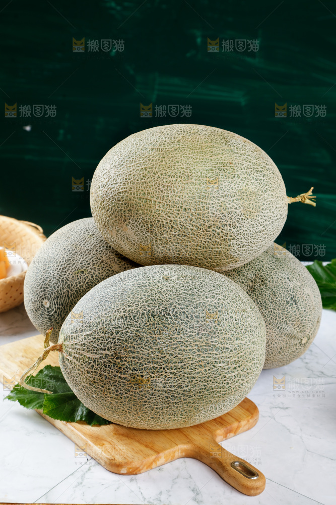 木底上摆放着新疆哈密瓜