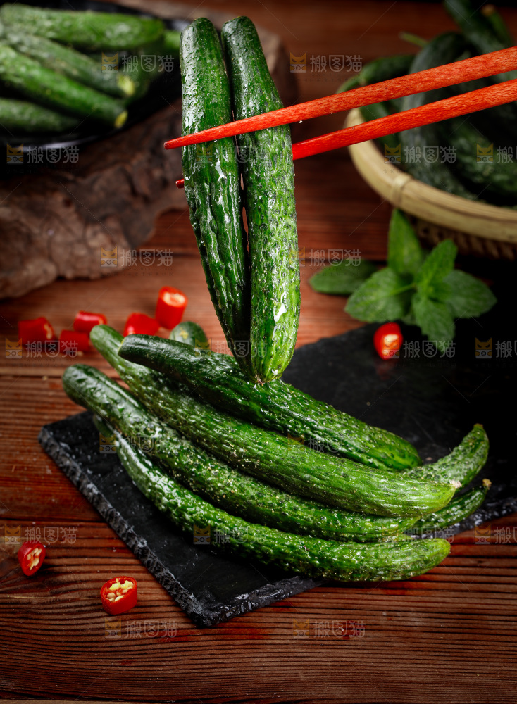 筷子夹着小黄瓜
