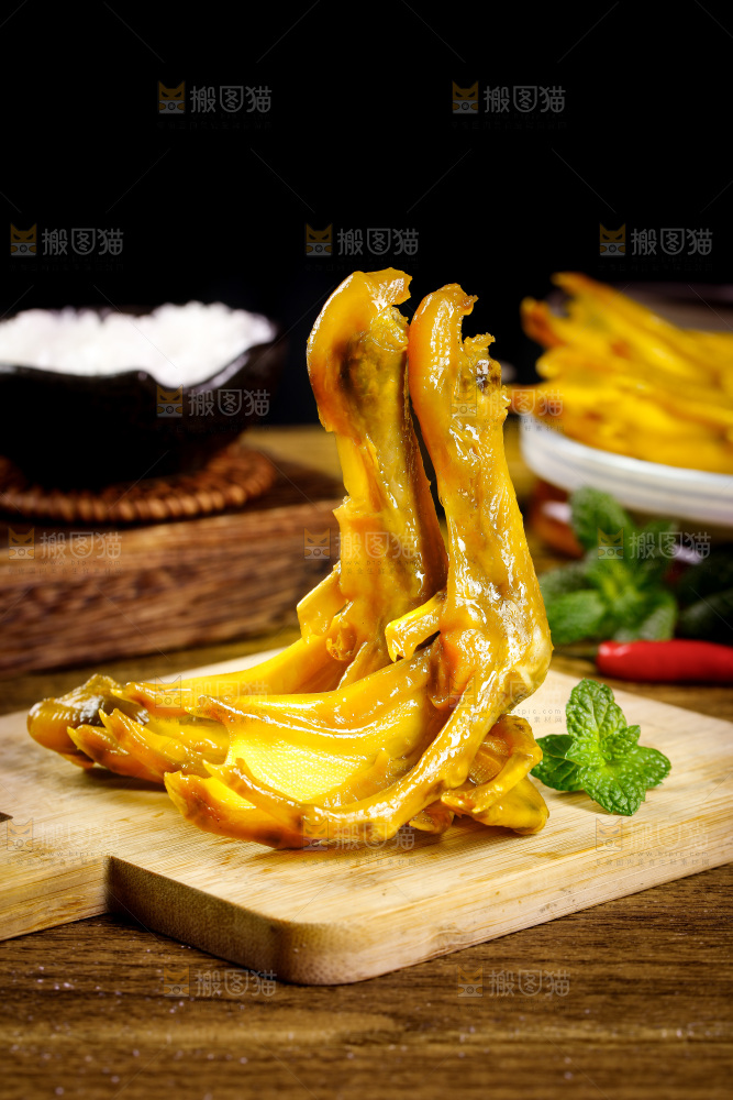 木板上摆放丰盐焗鸭掌