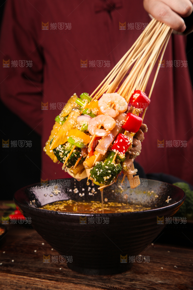 手里拿着冷锅钵钵鸡