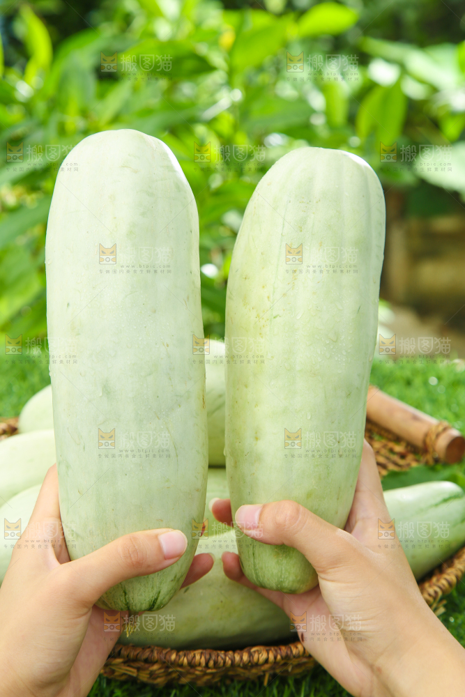 手里拿着羊角脆