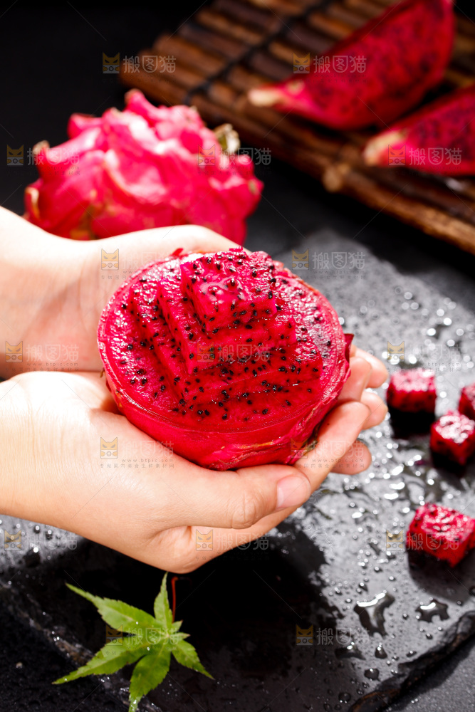 手里拿着火龙果
