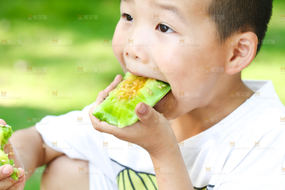 小男孩正在吃羊角蜜