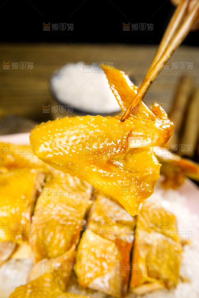 盘子里装着盐焗鸡
