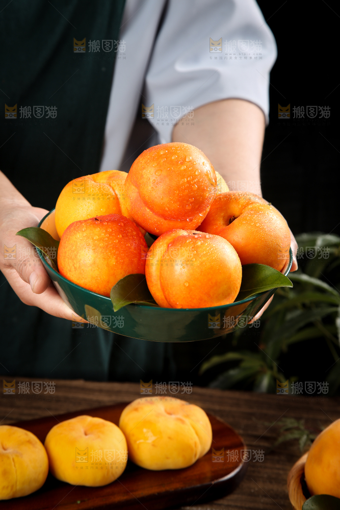 手里拿着一碟黄油桃