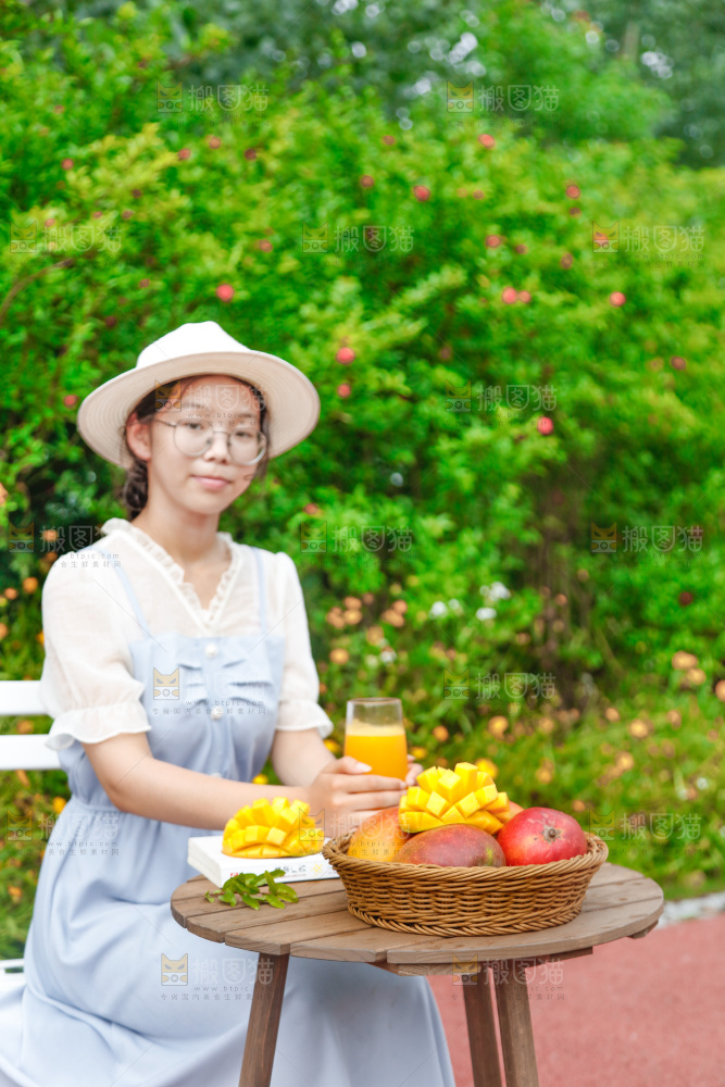女孩手里拿着一杯果汁