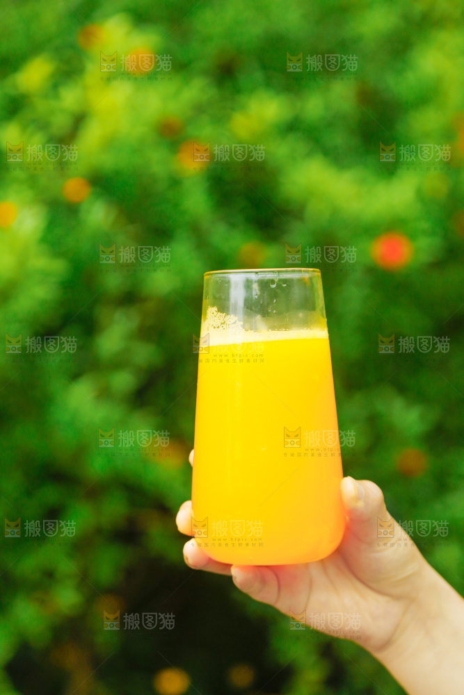 手里拿着一杯芒果汁