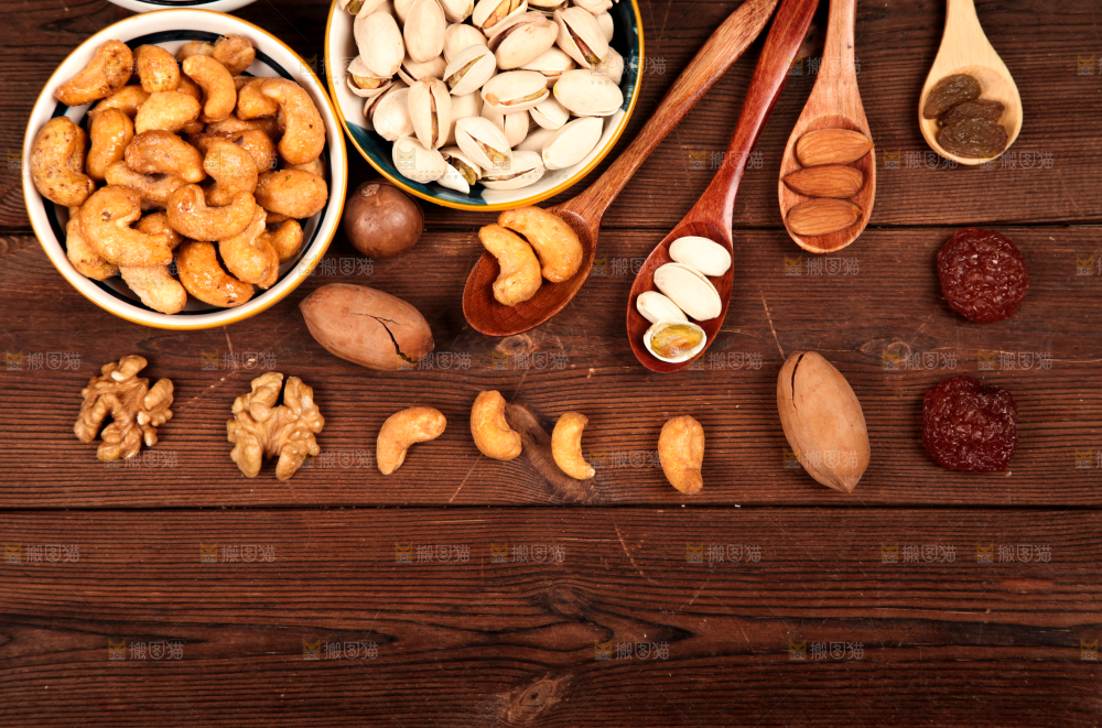 木底上的干果素材