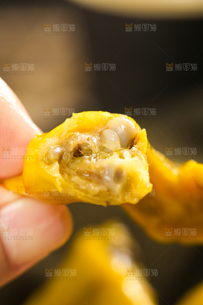 手里拿着盐焗鸡翅