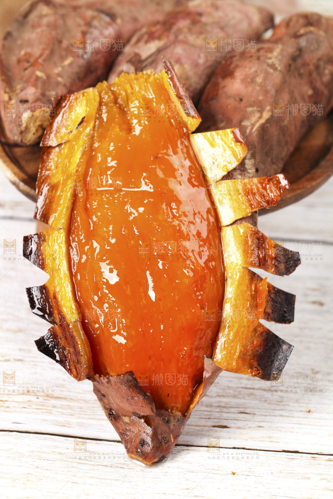 白底上摆放着红心蜜薯