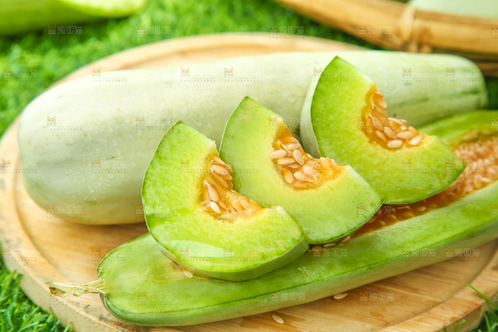 木底上摆放着羊角蜜