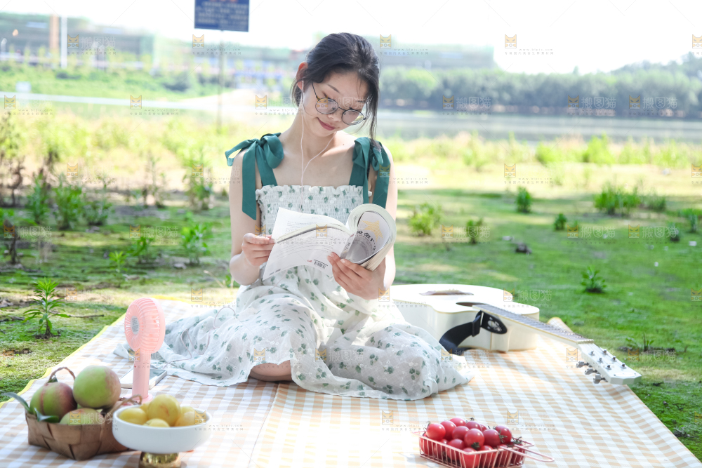 女孩子正在看书