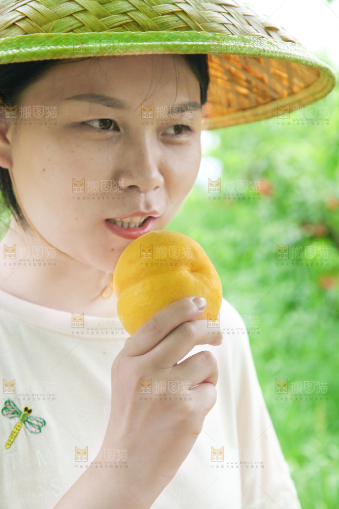 女孩手里拿着黄桃
