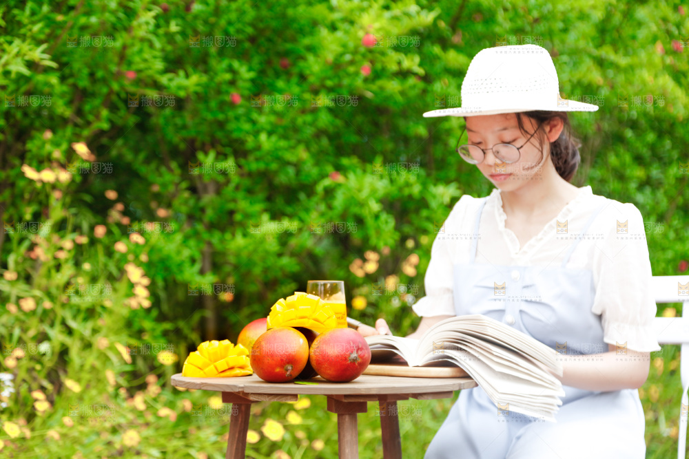 女孩正在看书