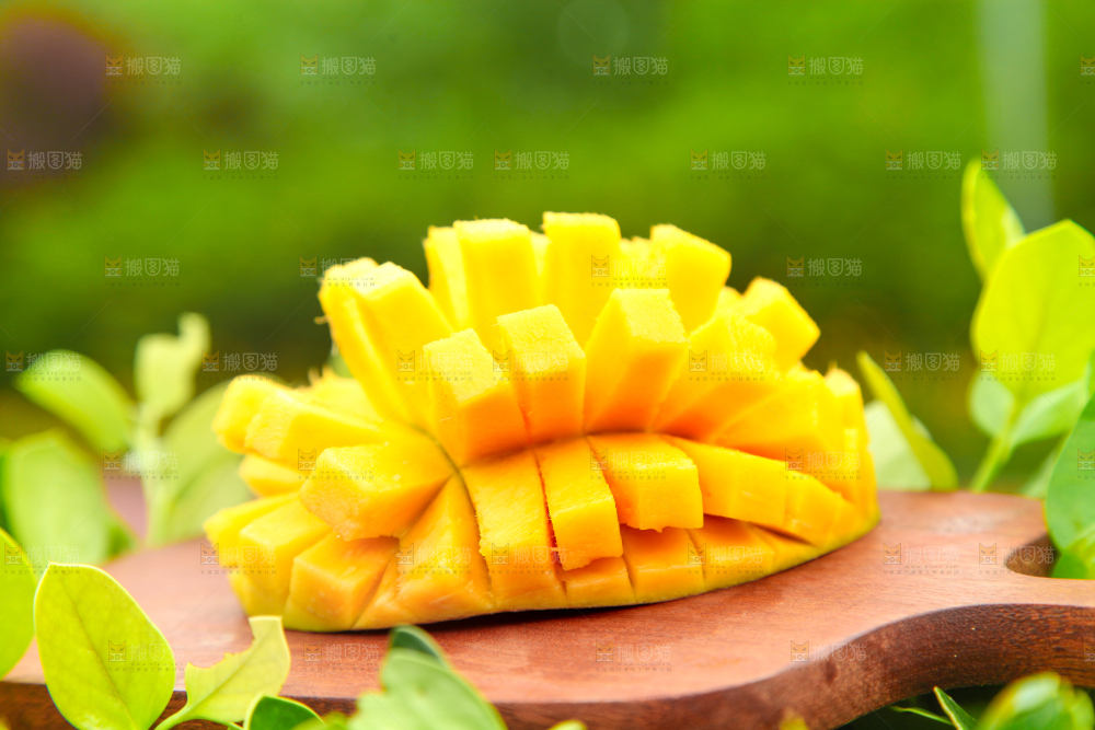 木板上摆放着苹果芒
