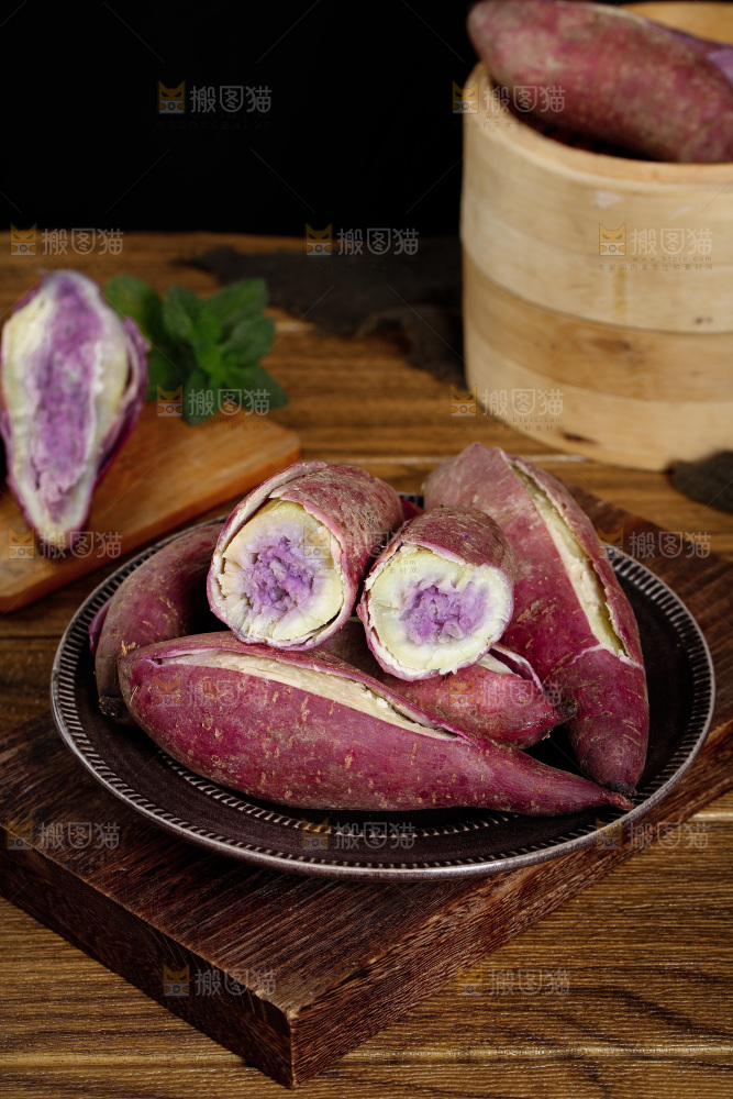 碟子里装着冰淇淋番薯