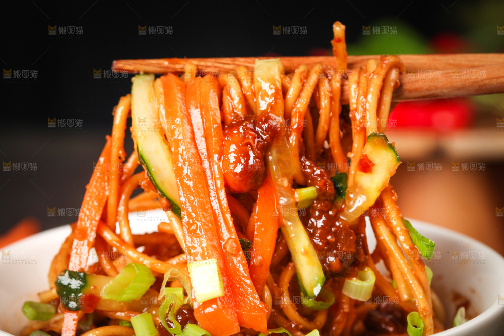 碗里装着肉酱拌面