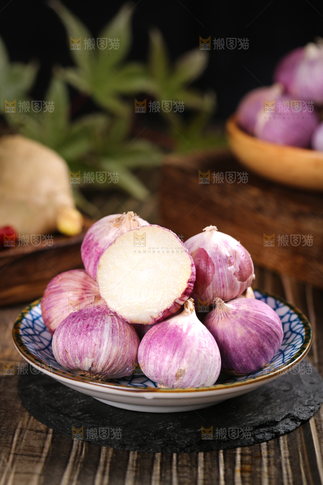 盘子里装着独头蒜