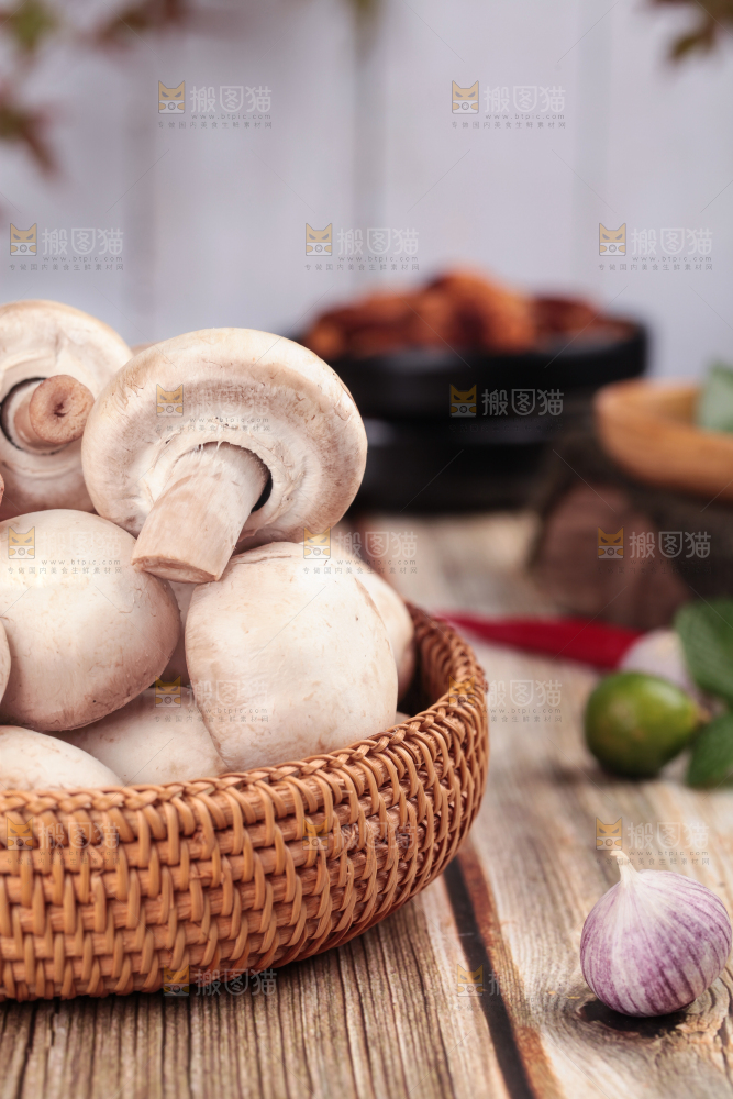 篮子装着口蘑