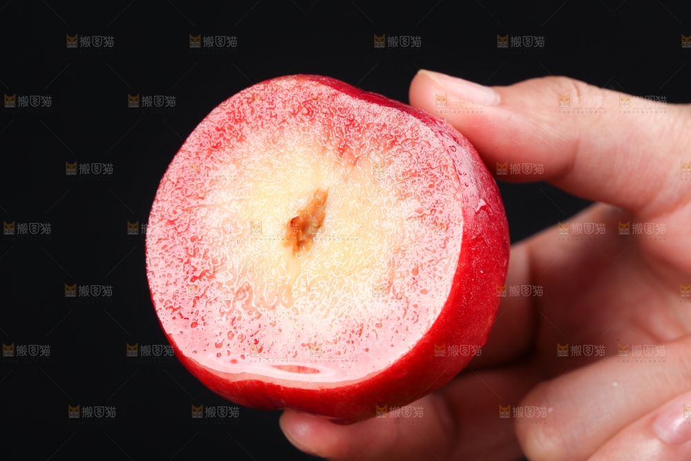 手里拿着脆甜桃子