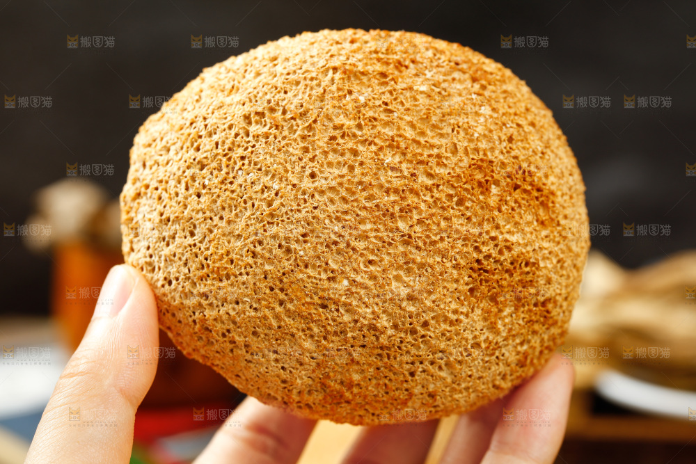 手里拿着猴头菇