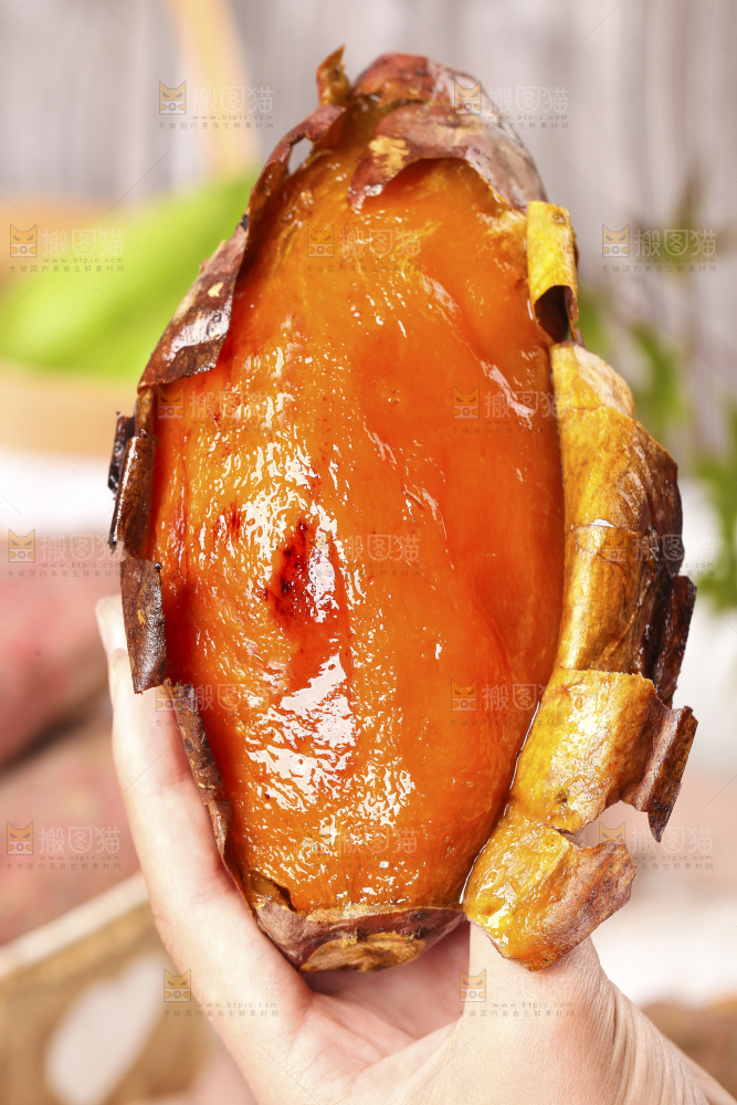 手里拿着红心蜜薯