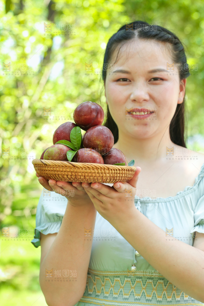 手里端着红李子