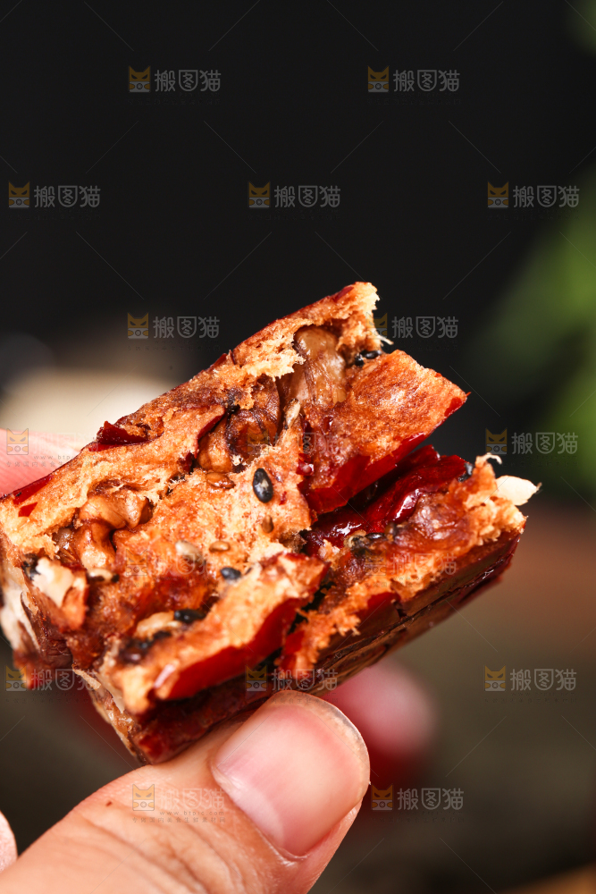 手里拿着红枣夹心派
