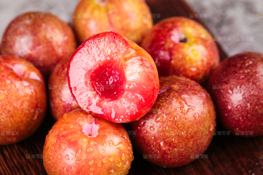 摆放着一堆的三华李