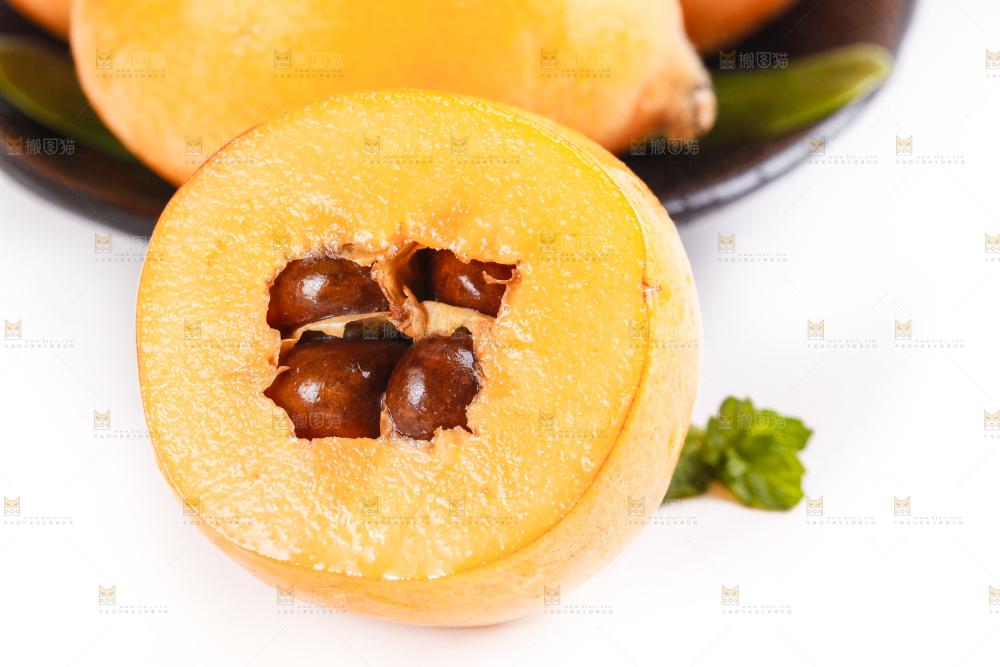 碟子里装着新鲜枇杷