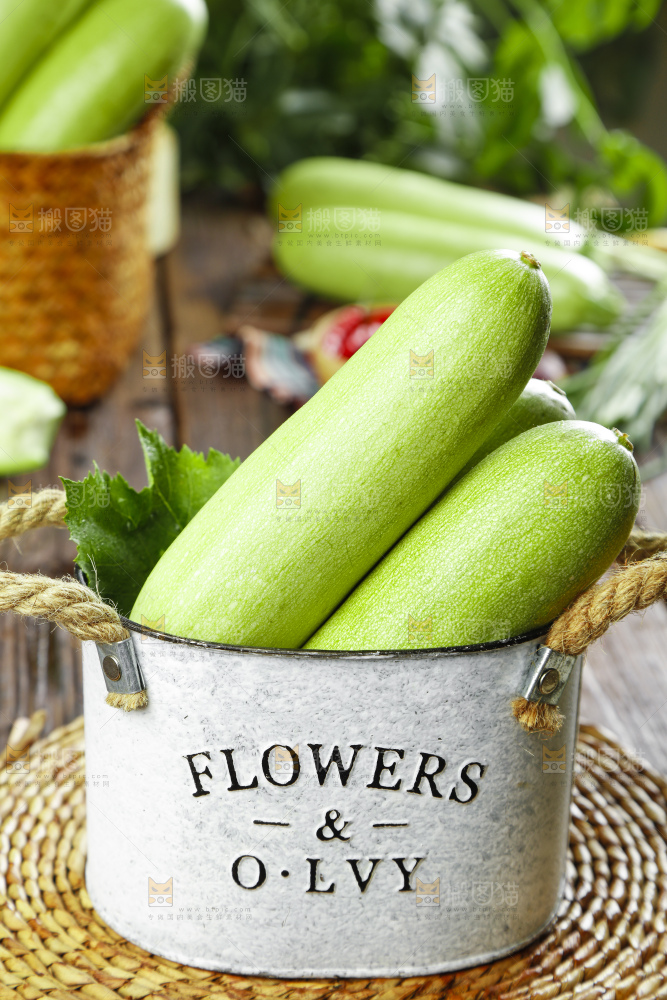 篮子里装着山东西葫芦